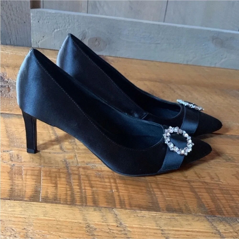 Anne Klein Raylee black satin pumps with rhinestone brooch detail Size 9.5